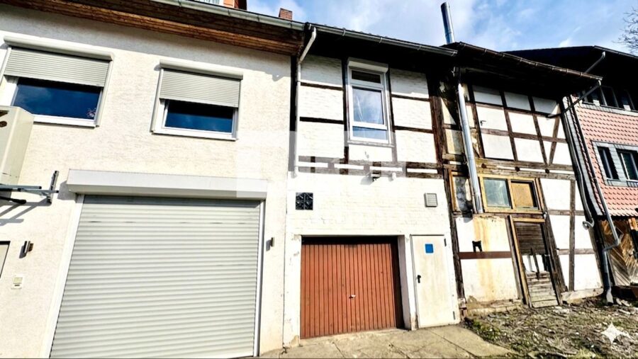 Historisches Fachwerk-Ensemble mit Renditepotenzial in zentraler Lage von Northeim - Rückansicht / Zufahrt Garage